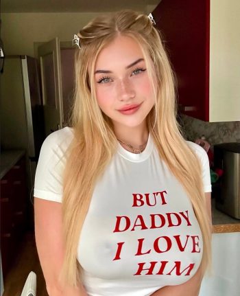 Lanawaifu vistiendo polera blanca con frase atrevida