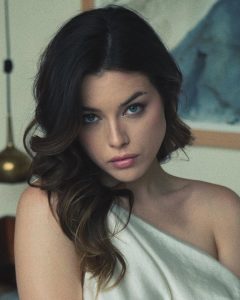 Lauren Summer mirada intensa sesión