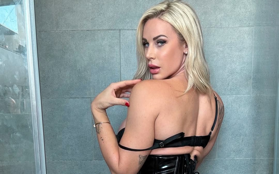 Leo Theresa luce corsé negro en sesión provocativa - ColorMusic