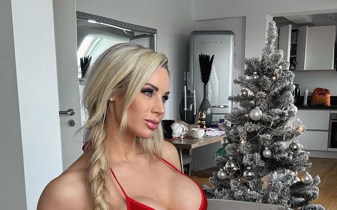 Leo Theresa celebra Navidad en bikini rojo - ColorMusic