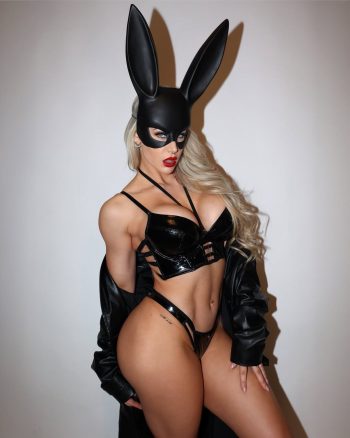 Leo Theresa en disfraz de conejita con máscara
