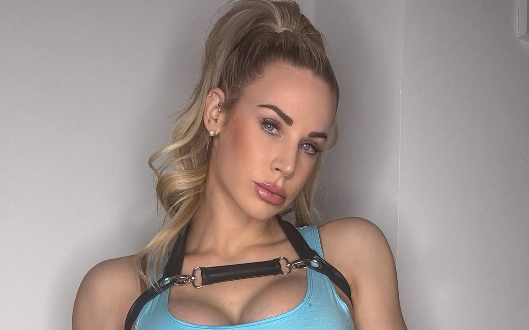 Leo Theresa presume su físico fitness en crop top azul - ColorMusic