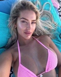 Skyler Simpson bikini rosado selfie