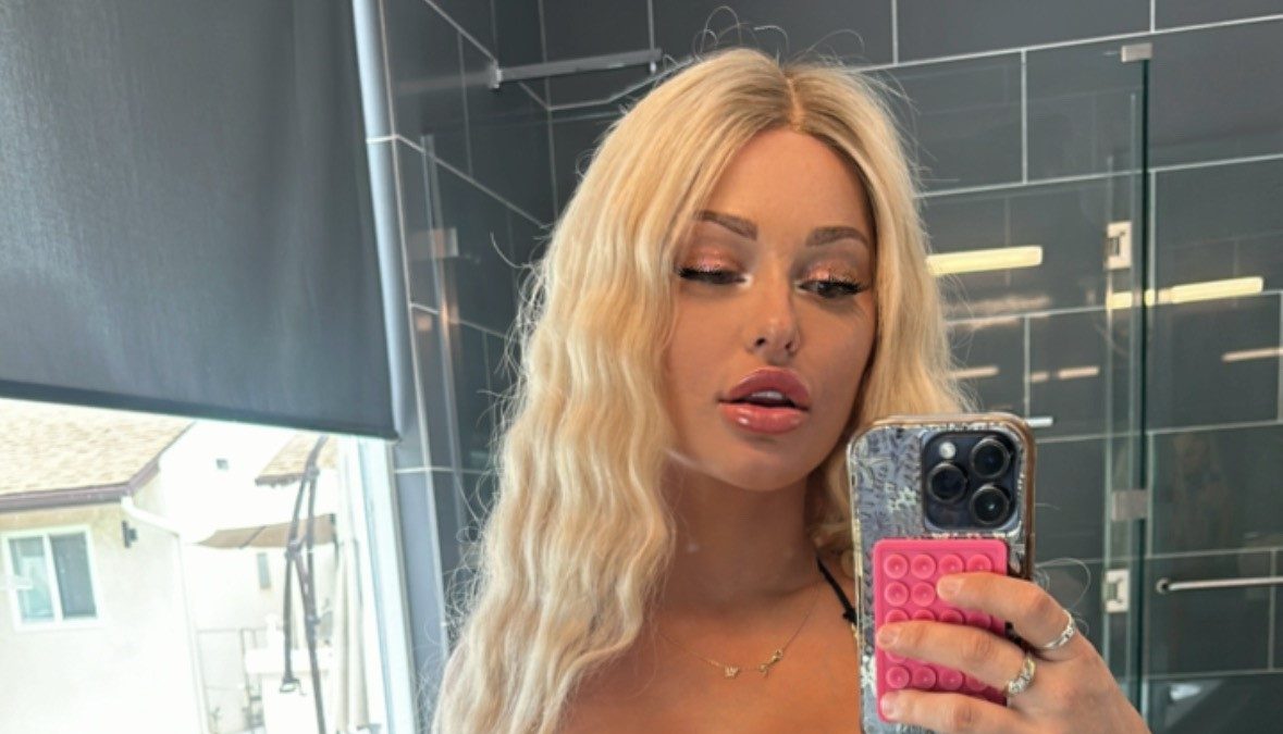 TheDanDangler deslumbra en bikini negro desde el espejo - ColorMusic