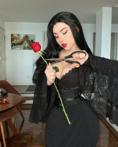 Fe Galvao  presentando su nuevo y sensual cosplay 
