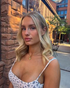 Vega Thompson deslumbra con vestido floral y pose seductora Vega Thompson, influencer californiana, posa con vestido floral y mirada cautivadora en entorno urbano