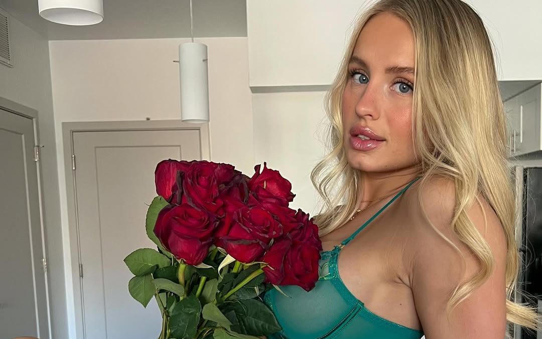 Vega Thompson irradia sensualidad en lencería verde con rosas rojas