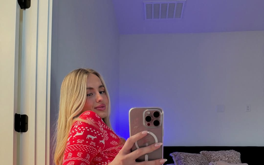 Vega Thompson deslumbra en ropa interior roja con detalles navideños