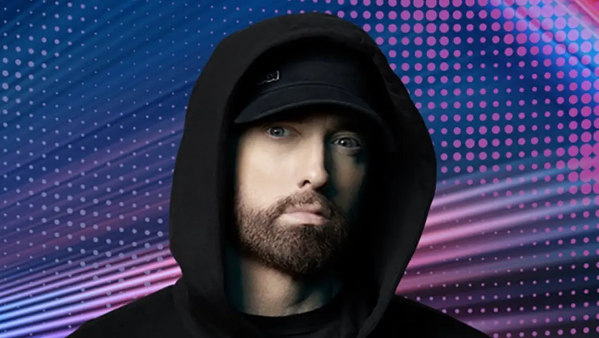Eminem con capucha negra frente a fondo digital colorido
