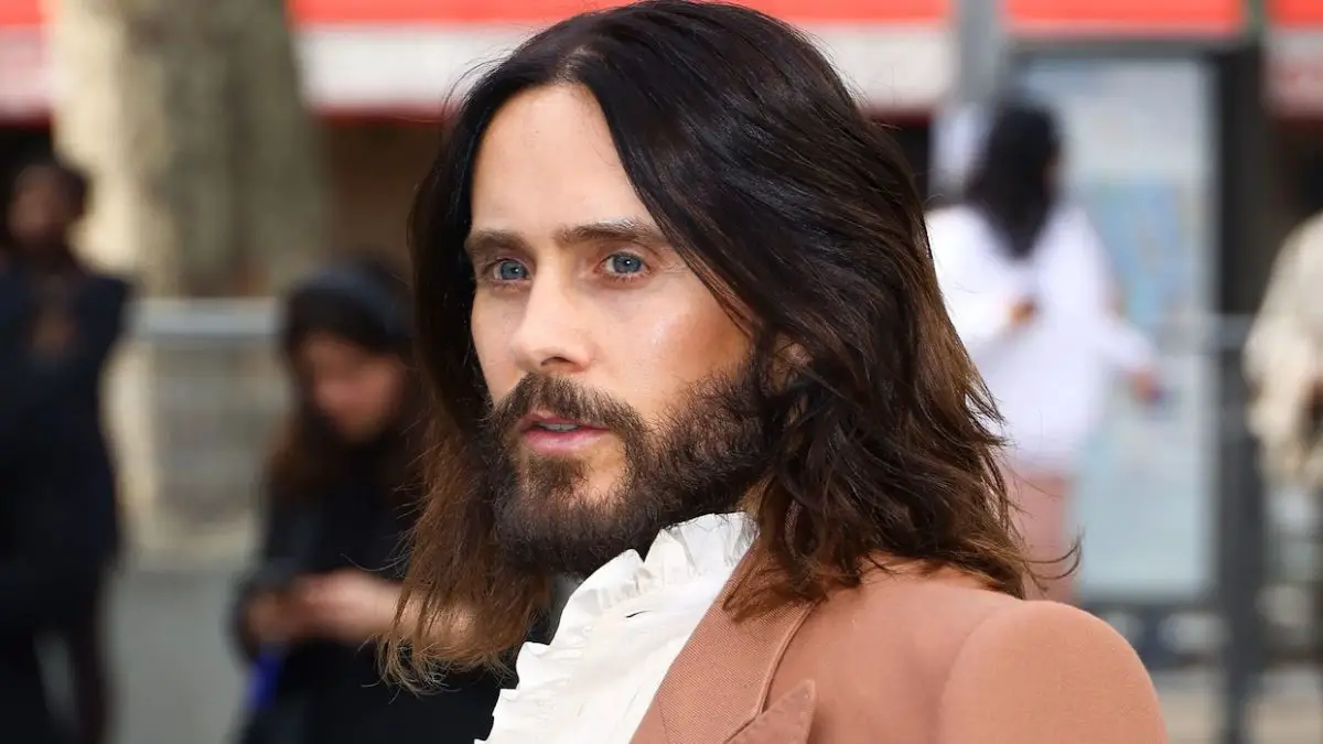 Jared Leto mira hacia la cámara con expresión seria durante un evento público