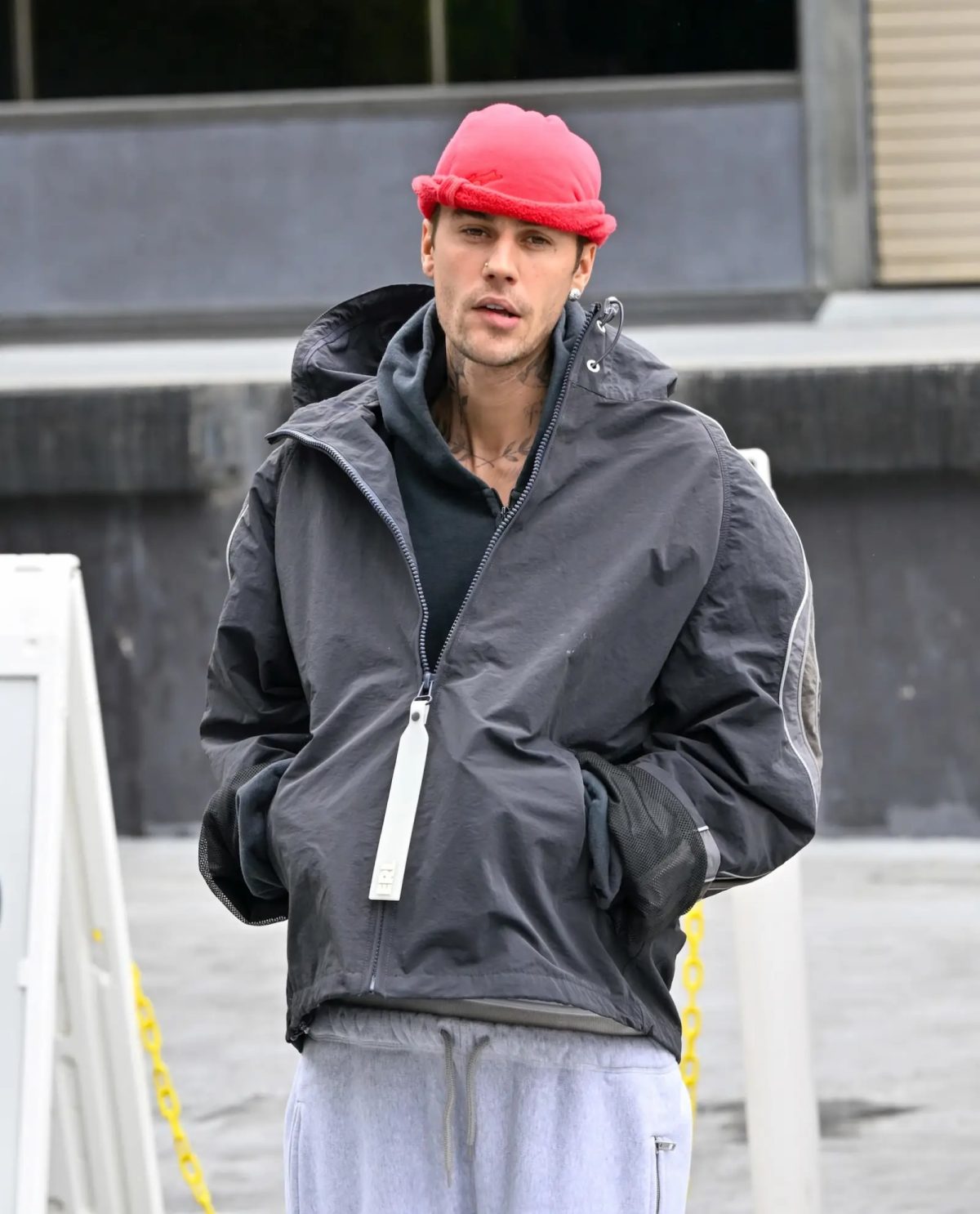 Justin Bieber con gorro rojo y chaqueta gris responde a preocupaciones de fans