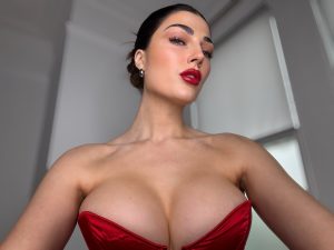 KatieDomsYou posando en cuero y latex en OnlyFans