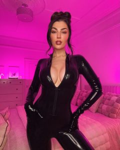 KatieDomsYou posando en cuero y latex en OnlyFans