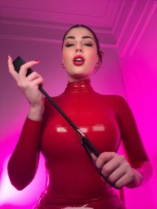 KatieDomsYou posando en cuero y latex en OnlyFans