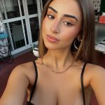 Laura Cambronero,Influencer española conocida por sus videos virales en TikTok y sus fotos naturales en Instagram.