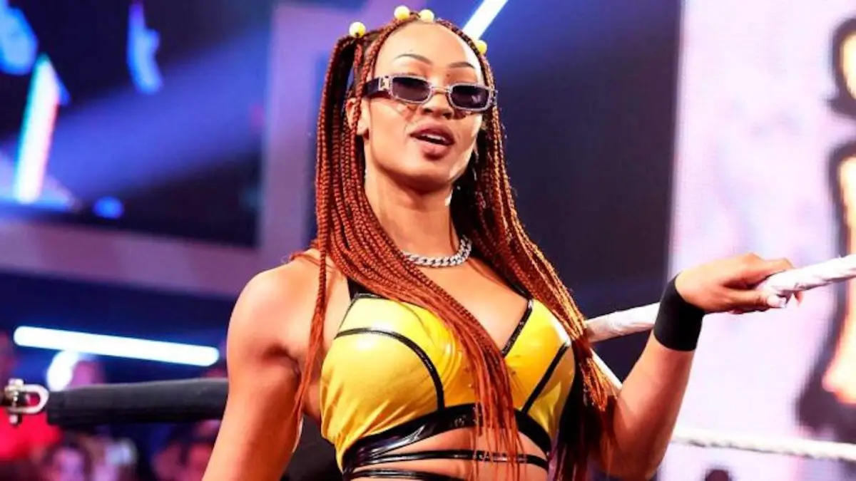 Mara Sadè, exluchadora de WWE, con look deportivo y gafas de sol posando en el ring