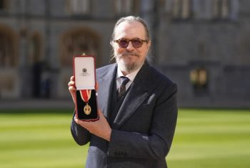 Gary Oldman recibe título de caballero del Imperio Británico en ceremonia en Windsor