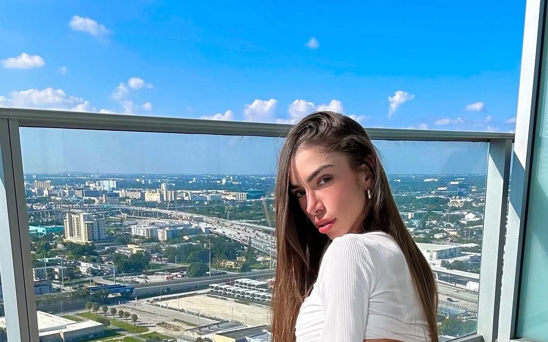 Anllela Sagra en ajustados leggings negros y crop top blanco - ColorMusic