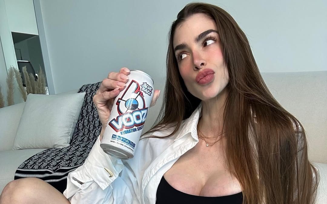 Anllela Sagra en ajustado conjunto deportivo negro - ColorMusic