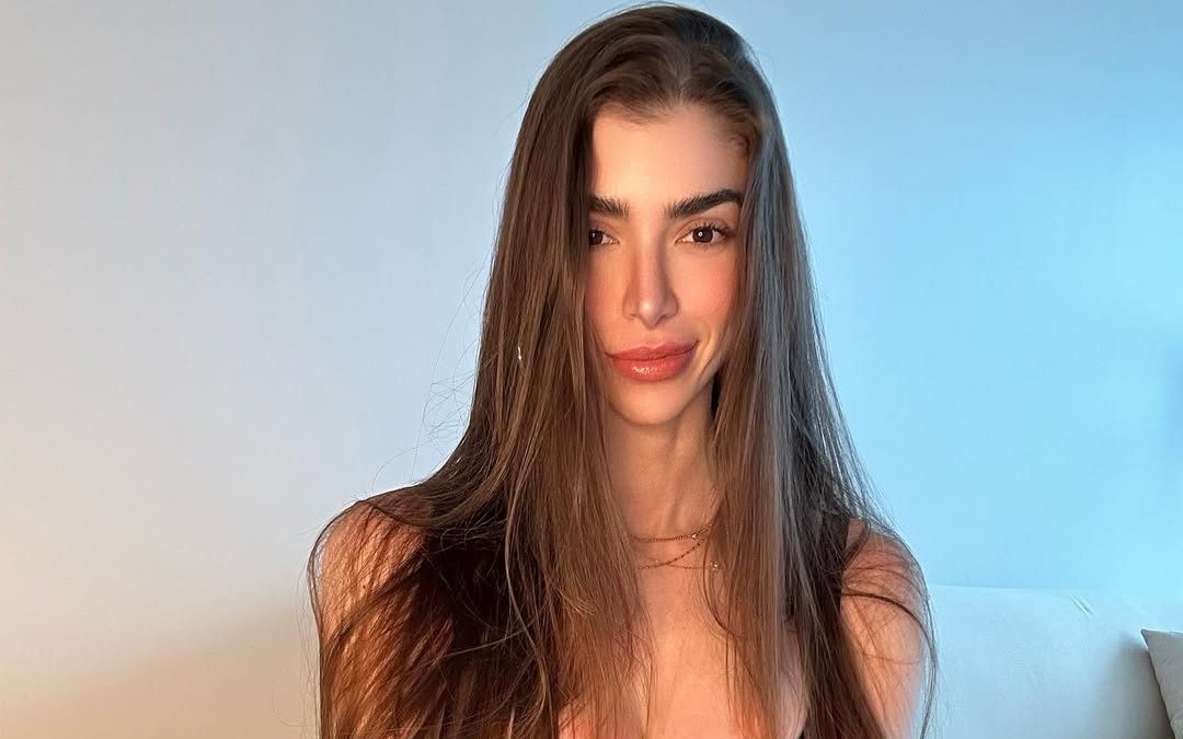 Anllela Sagra en lencería negra y transparente en la cama - ColorMusic
