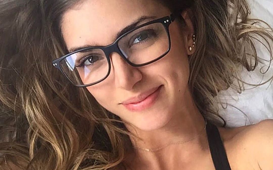 Anllela Sagra en lencería negra posando seductoramente en la cama