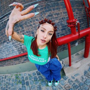 Belén Negri posa con crop top verde y pantalones anchos, resaltando su estilo urbano y figura estilizada
