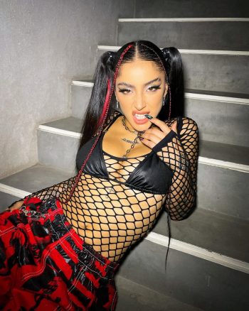 Belén Negri en sexy look de red con escote pronunciado Belén Negri posa con actitud desafiante, con vestido de malla negra que resalta su figura