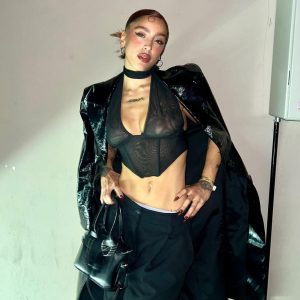 Belén Negri posa con chaqueta de cuero negro, sostén transparente y pantalones ajustados que resaltan su figura