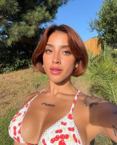 Belén Negri posa con bikini de estampado de cerezas, destacando su busto y abdomen tonificado