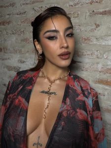 Belén Negri posando con chaqueta de estampado rojo y negro que resalta su figura
