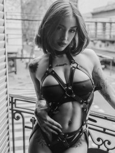 Belén Negri posa con un ajustado conjunto de cuero negro que resalta su figura escultural