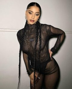 Belén Negri luce un vestido negro de tela transparente que resalta su figura estilizada y elegante