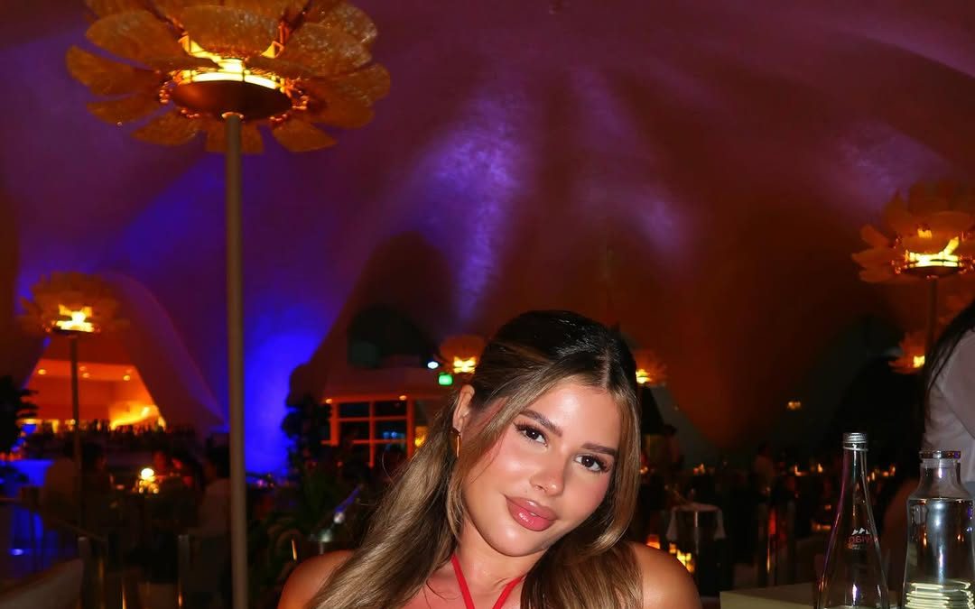 Daniela Ortiz Rivera en deslumbrante vestido rojo con pétalos - ColorMusic
