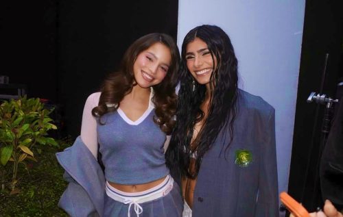 Emilia Mernes y Mia Khalifa juntas en backstage de Paris Fashion Week Emilia Mernes y Mia Khalifa posando en backstage de Paris Fashion Week