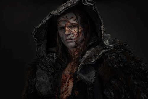 Frankenstein de Guillermo del Toro revela oscura caracterización Frankenstein Netflix caracterización oscura con capucha negra y maquillaje dramático