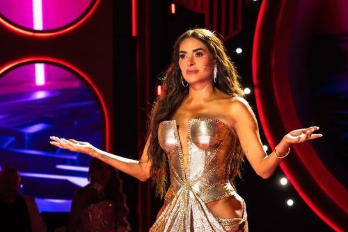 Galilea Montijo deslumbra con vestido dorado en La Casa de los Famosos Galilea Montijo luciendo vestido dorado metálico diseño Iann Dey final reality show