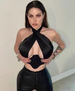 Ignacia Michelson posando con top negro que resalta su busto, mirada intensa y cabello oscuro