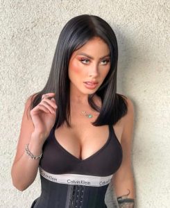 Ignacia Michelson posa con elegante bodysuit negro que resalta su figura curvilínea