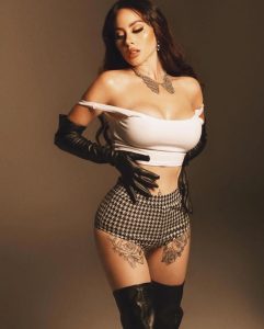 Ignacia Michelson posa en minifalda a cuadros y top blanco ceñido, con accesorios de cadenas doradas