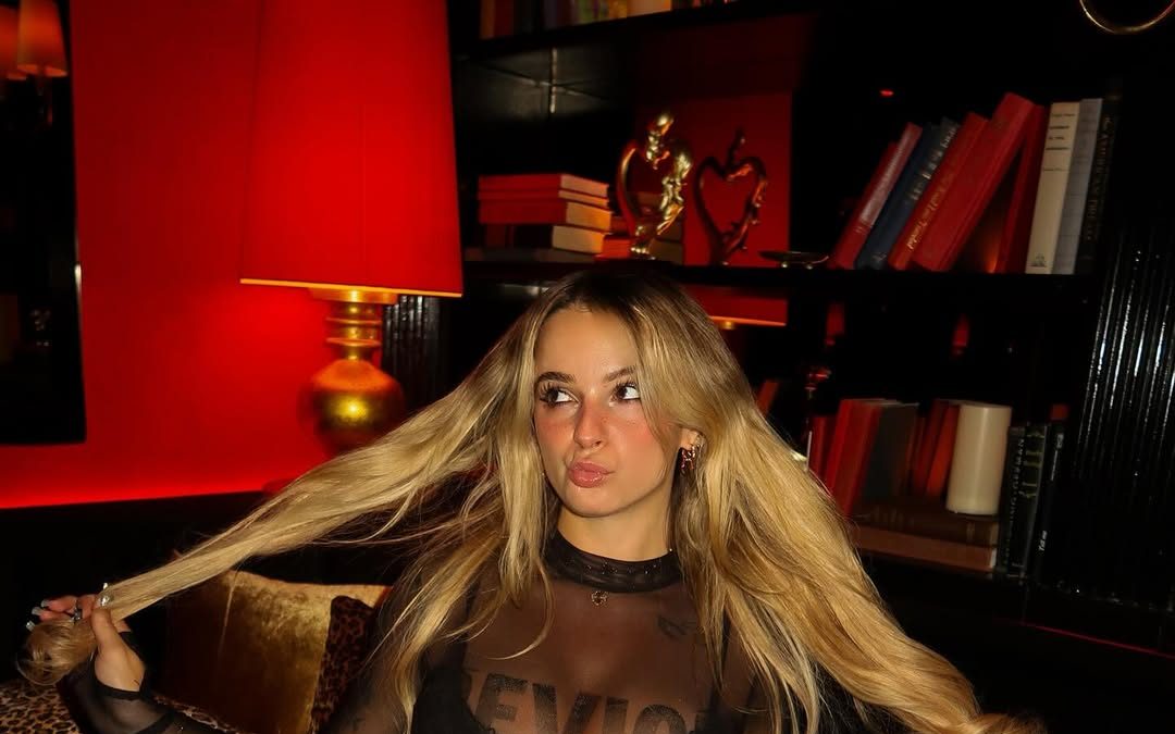 Kaitlyn Krems deslumbra en lencería negra y pose sugerente - ColorMusic