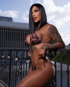 Karishna Ayala posa con bikini de estampado de leopardo y tatuajes en brazos, resaltando su figura atlética