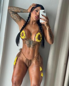 Karishna Ayala posa en bikini amarillo con detalles tejidos y accesorios, resaltando su figura atlética