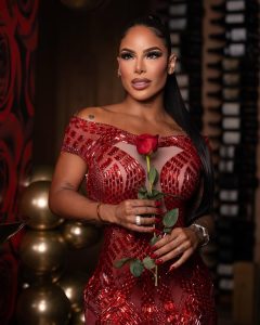 Karishna Ayala posa con elegante vestido rojo ajustado que resalta su figura y busto