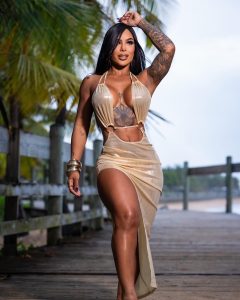 Karishna Ayala posa con un vestido dorado ajustado que resalta sus curvas y piernas tonificadas