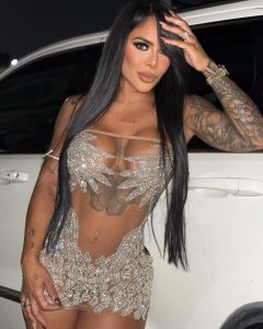 Karishna Ayala posa de perfil realzando sus piernas tonificadas y pronunciado escote