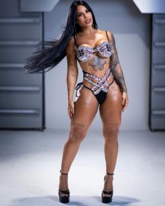 Karishna Ayala luce un sensual bikini negro y plateado, con una pose que resalta su abdomen tonificado