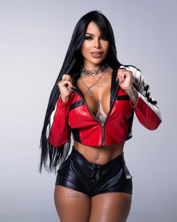 Karishna Ayala posa con confianza en chaqueta roja y top corto, resaltando su figura atlética