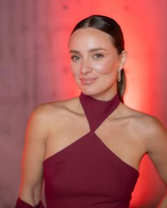 Kika Silva posando con un vestido rojo ceñido que resalta su figura y escote
