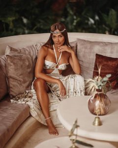 Lorena Gálvez posa con elegante diadema y bikini blanco bordado, acentuando su figura atlética