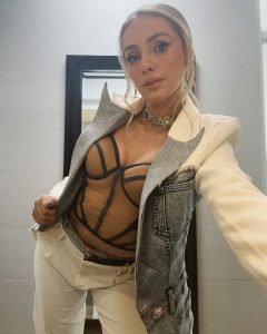Natalia Rivera posando con chaqueta blanca y top negro ajustado que resalta su figura